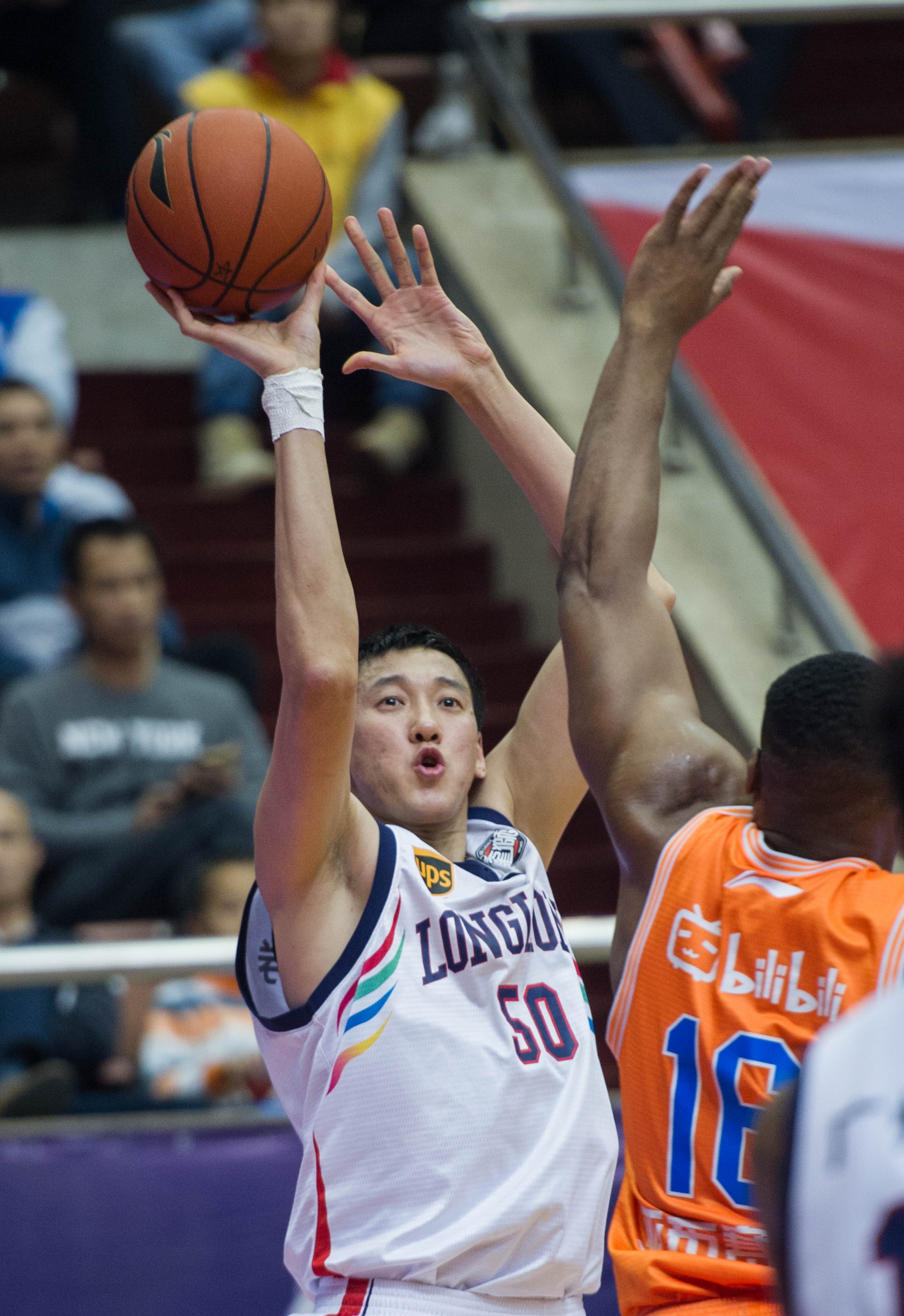 能担任中卫 能担任中卫